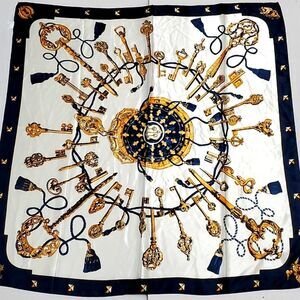 NWOT Khaotic Bleu White & Navy Satin Keys & Chains Chic Satin Scarf